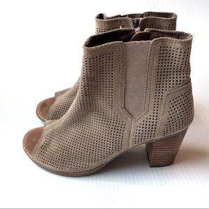 Toms Majorca perforated peep toe heeled booties sz 8 beige